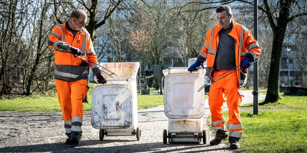 Foto van Witte Tornado's die zwerfvuil opruimen